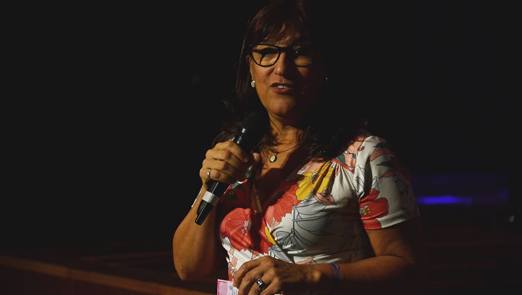 Reitora Cleuza Marial Sobral Dias discursando com o microfone na mão